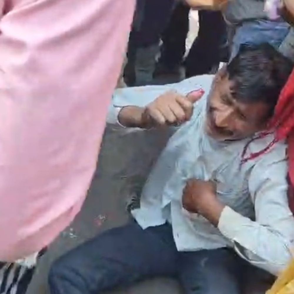 एटा में ई-रिक्शा चालक-कार सवार में मारपीट, एक युवक घायल:वाहन हटाने को लेकर हुआ विवाद, पुलिस जांच में जुटी