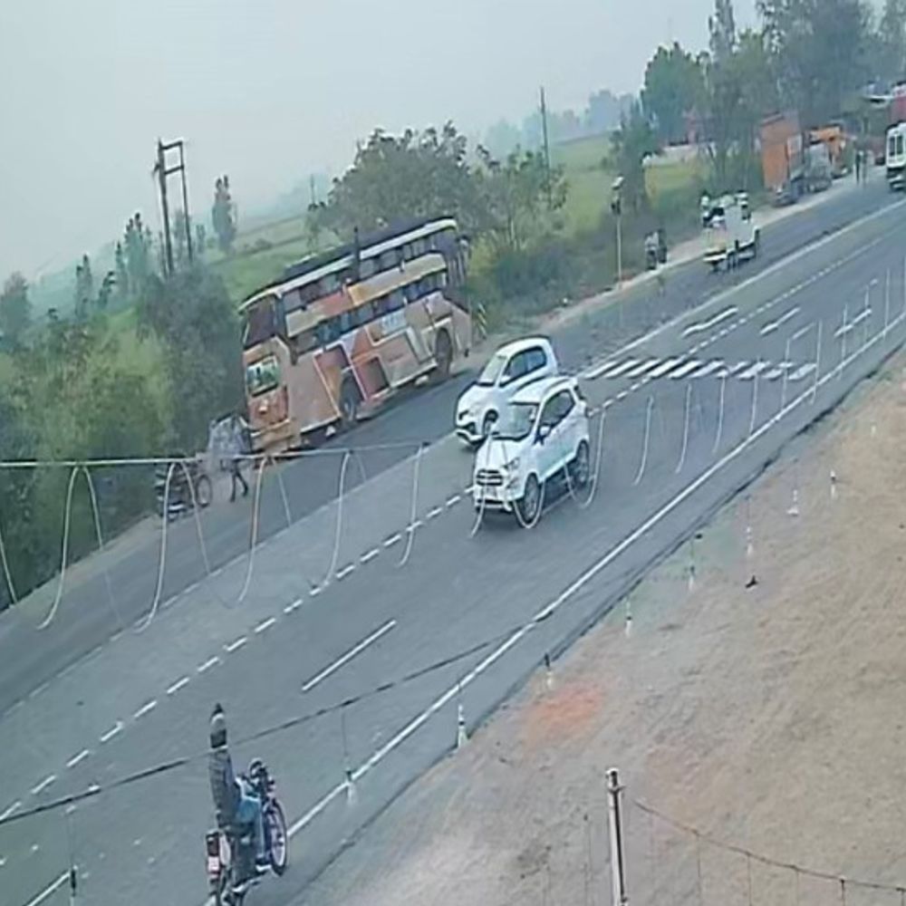 शाहजहांपुर में चलती डबल डेकर बस में यात्रियों से मारपीट:टिकट विवाद के बाद बाइक आगे लगाकर बस रुकवाई, बस में सवार थे 100 यात्री