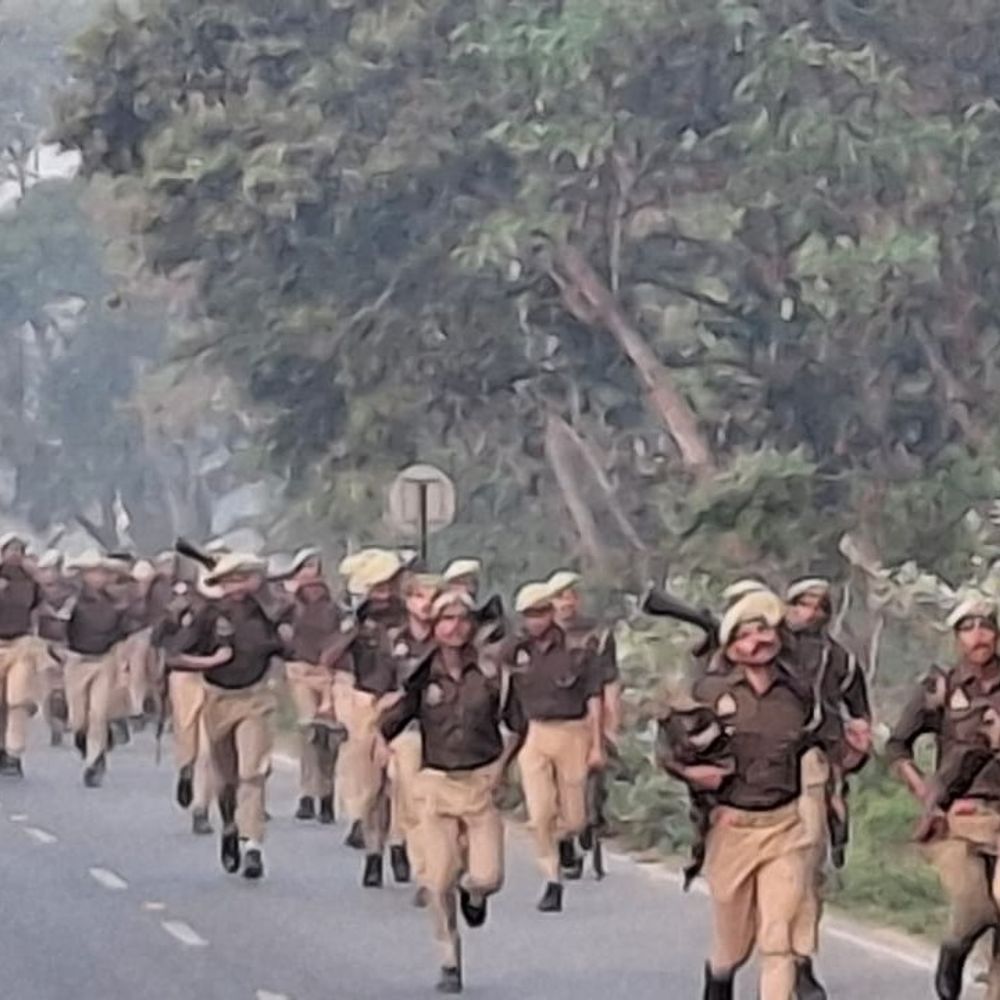 श्रावस्ती पुलिस लाइन में रिक्रूट आरक्षियों की 5 किमी दौड़:पुलिसकर्मियों की फिटनेस चेक की गई, एसपी ने सलामी ली