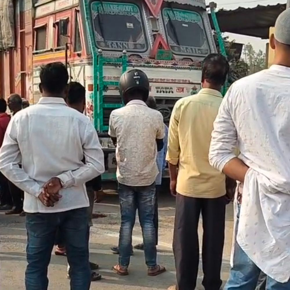 मऊ में ट्रक ने बुजुर्ग को 10 मीटर तक घसीटा:दोनों पैर कुचले, चालक हिरासत में, अस्पताल में भर्ती