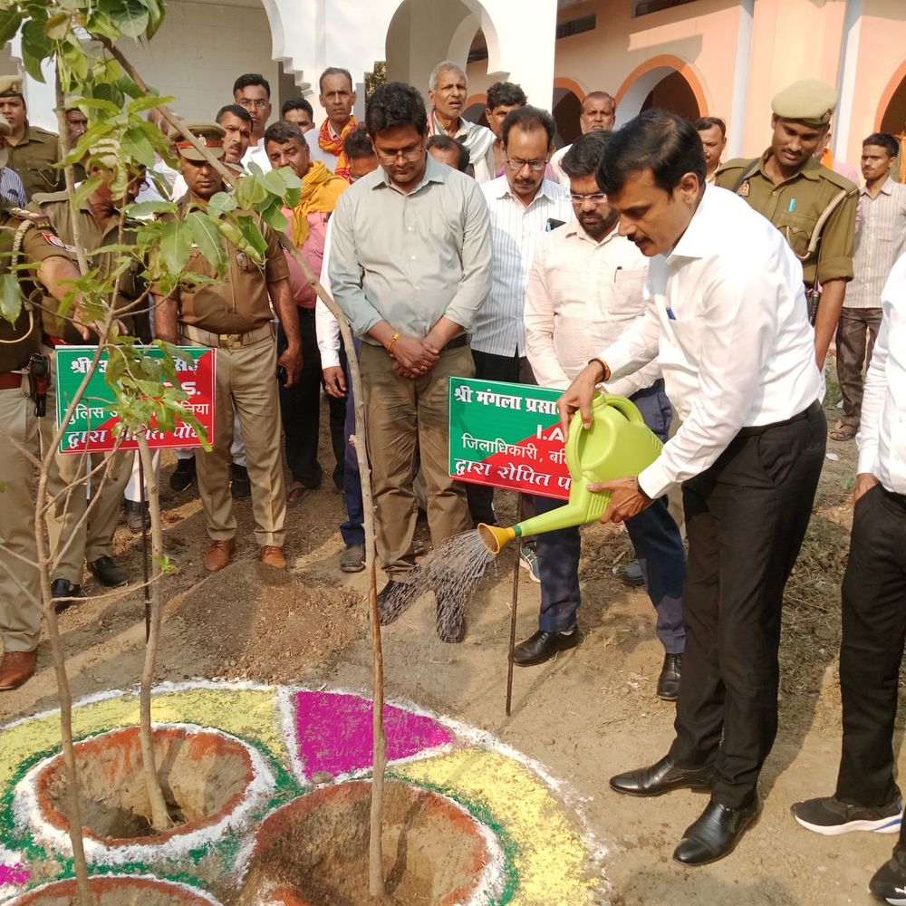 बलिया 75 शिकायतों में से 8 का निस्तारण:डीएम-एसपी ने बैरिया तहसील में सुनीं फरियादियों की समस्याएं