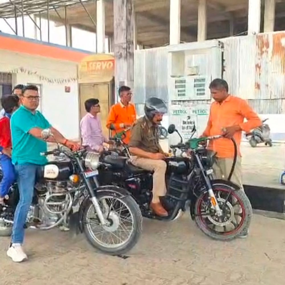 अमेठी में तेल की कमी नहीं, डीएम की अपील:कहा- अफवाहों पर ध्यान न दें, पर्याप्त स्टॉक उपलब्ध है