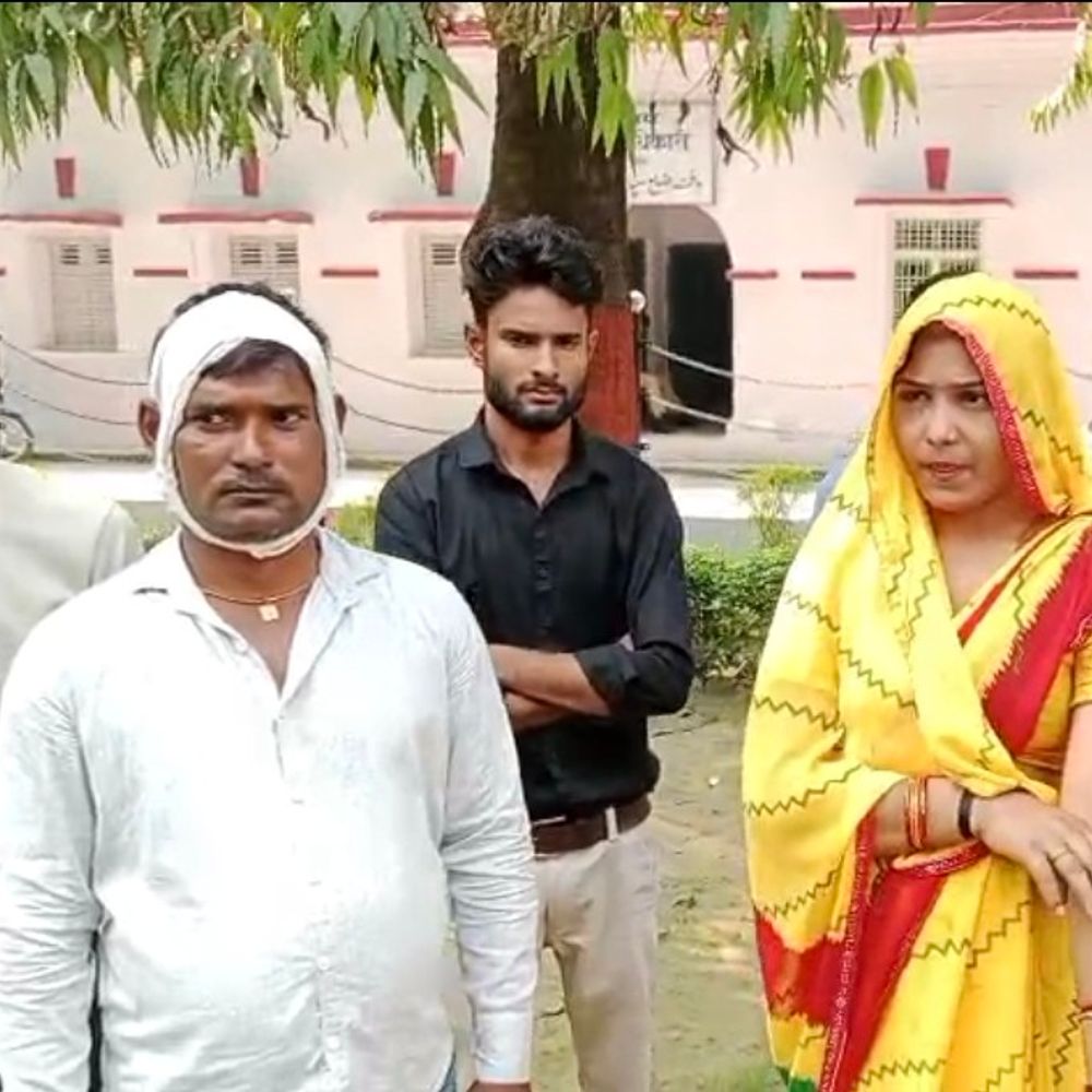 मंदिर के कुएं पर फेंका प्रतिबंधित मांस, विरोध पर मारपीट:गर्भवती महिला घायल, पीड़ितों ने घर बेचने का पोस्टर लगाया