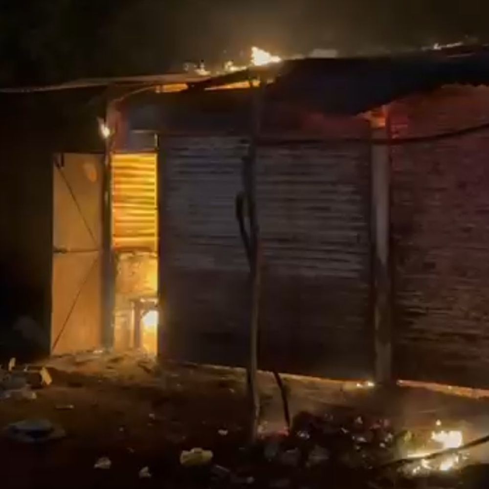 सोनभद्र में शराब दुकान में लगी आग:लाखों की शराब जली, संदिग्ध परिस्थितियों की जांच शुरू