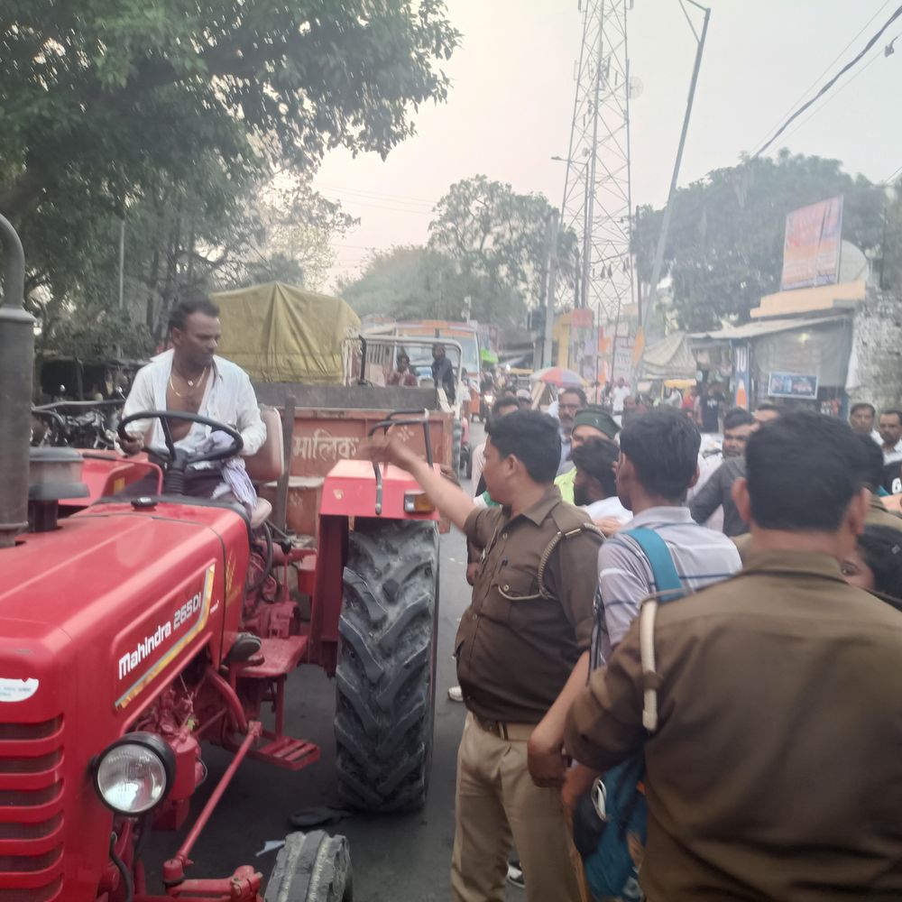 फर्रुखाबाद के कायमगंज में सड़क पर जाम:पुलिस ने प्रदर्शनकारियों को हिरासत में लिया, बच्चों के विवाद में कार्रवाई न होने से ग्रामीणों का प्रदर्शन