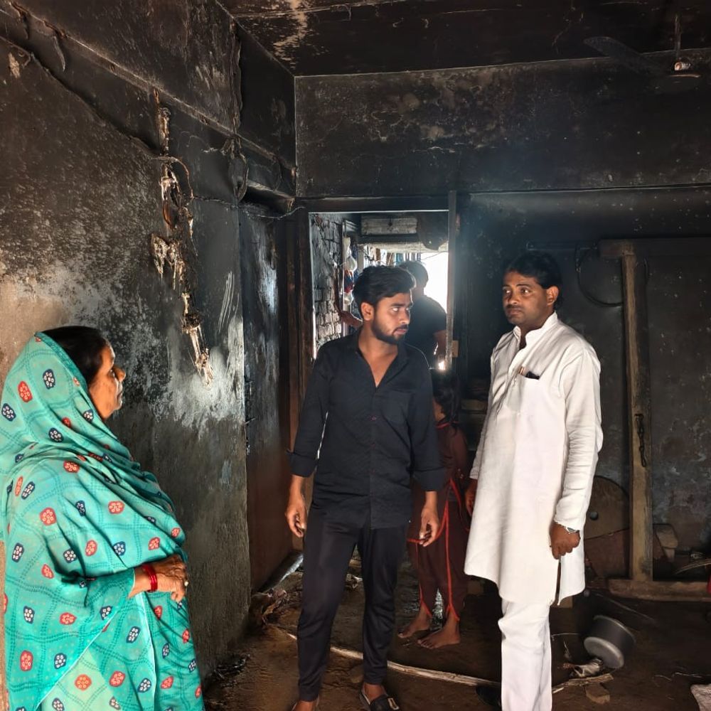 महराजगंज में घर में आग लगने से दो बच्चियां झुलसीं:बाइक, अनाज, बेड, चौकी सहित कई सामान जलकर राख