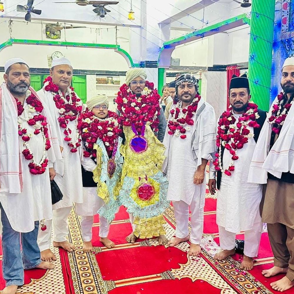 घेर पूरन सिंह मजार में तरावीह पर कुरान पूरा:हाफिजों को सम्मानित कर बांटी मिठाई, लोगों ने मांगी दुआ