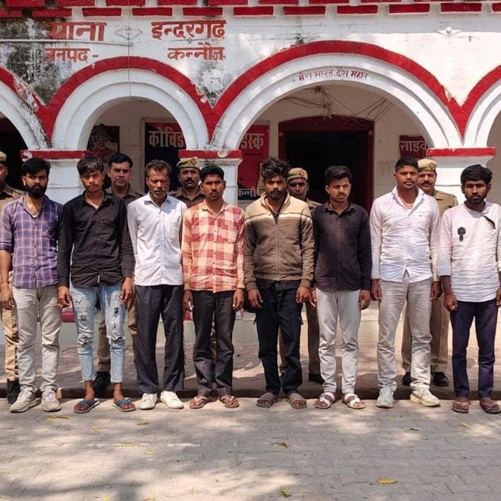 कन्नौज में तमंचे से फायरिंग करने वाला गिरफ्तार:8 साथियों के साथ पुलिस ने दबोचा, हथियार बरामद