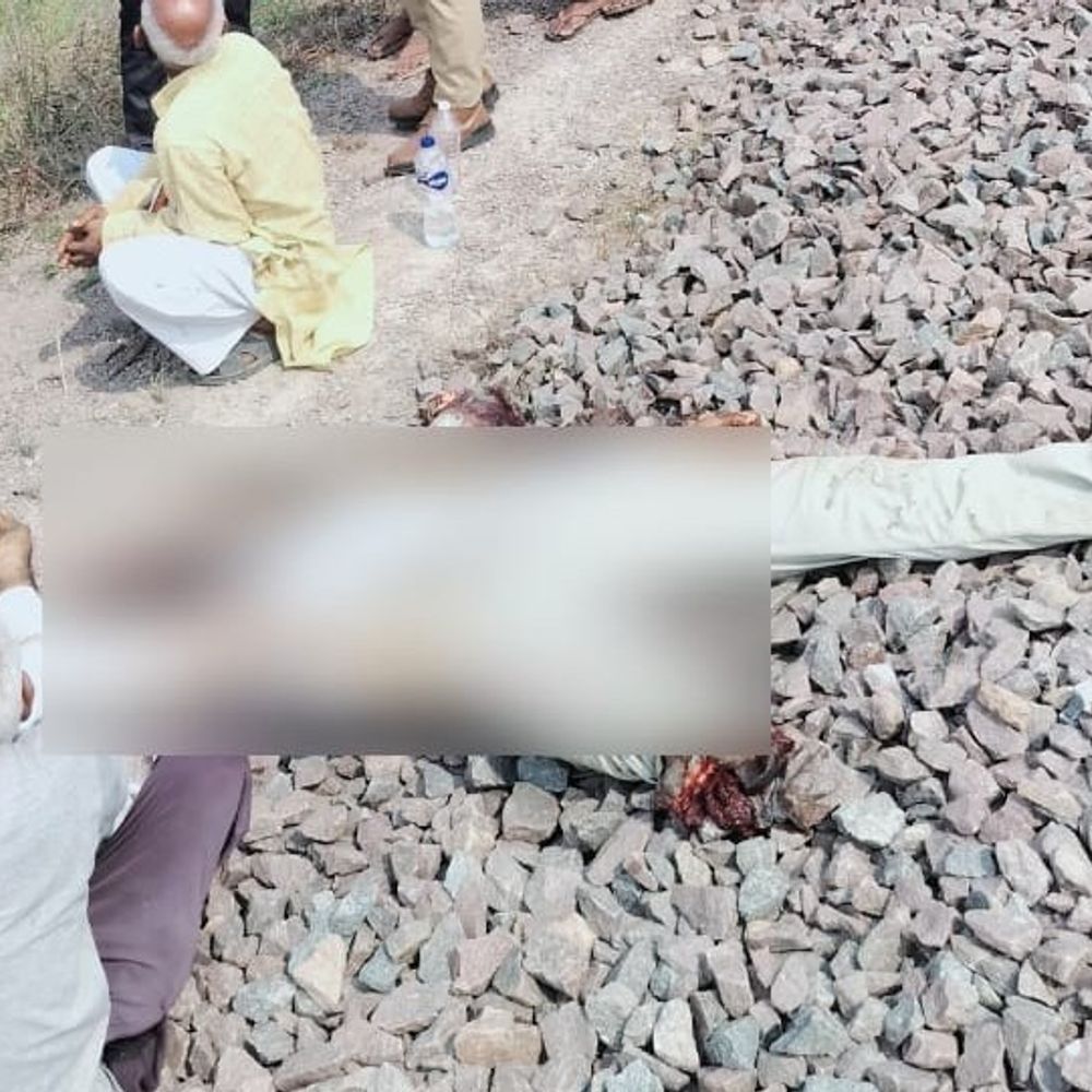 हमीरपुर में सरकारी अध्यापक का शव रेलवे ट्रैक किनारे मिला:सुबह बाइक लेकर विद्यालय के लिए निकले थे, पुलिस मौत के कारणों की जांच में जुटी