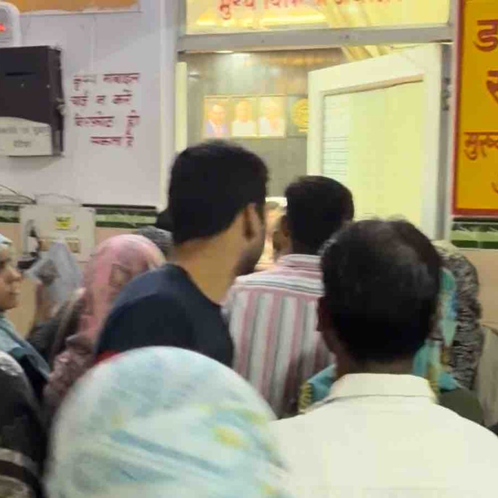 रामपुर में सीटी स्कैन परमिशन के लिए मरीजों की कतार:सीएमएस ऑफिस के बाहर घंटों इंतजार, अव्यवस्था का आरोप लगाया