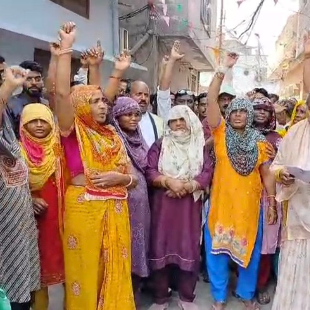 चंदौसी में शिक्षामंत्री आवास पर सफाई कर्मियों का प्रदर्शन:कोरोना काल के बकाया वेतन, एरियर भुगतान की मांग