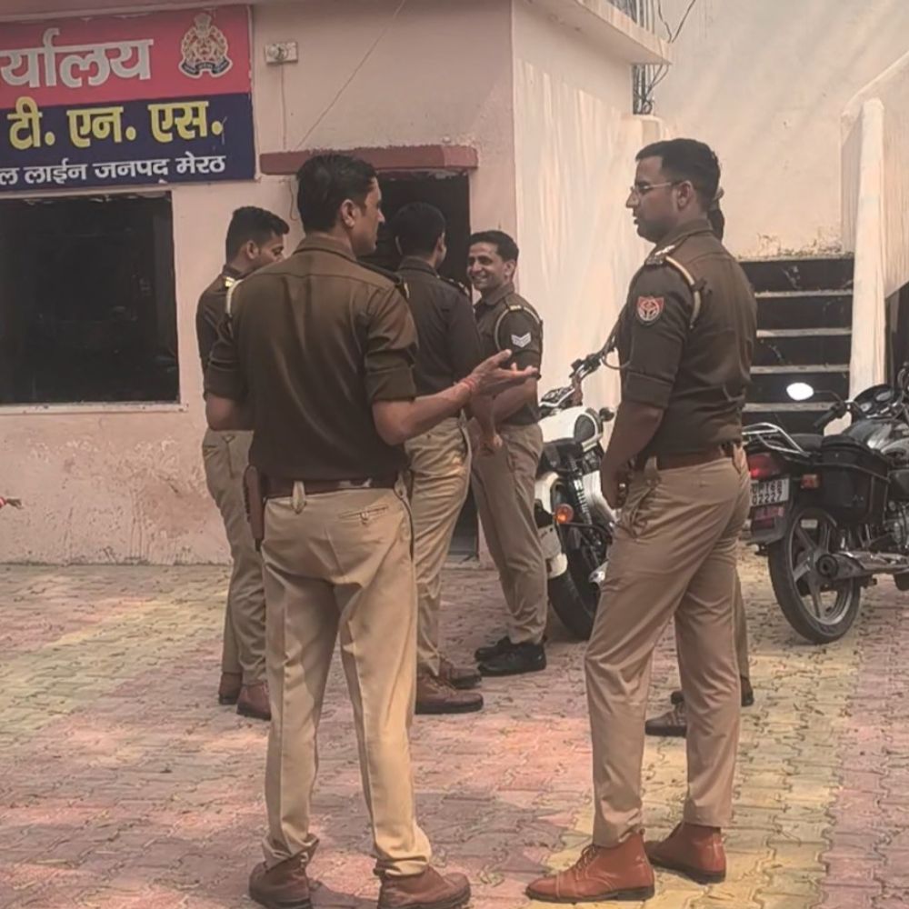 मेरठ में मां की गोद से बच्चा छीनने का प्रयास:हंगामे के बाद तीन नाबालिग लड़कियां पुलिस के हवाले