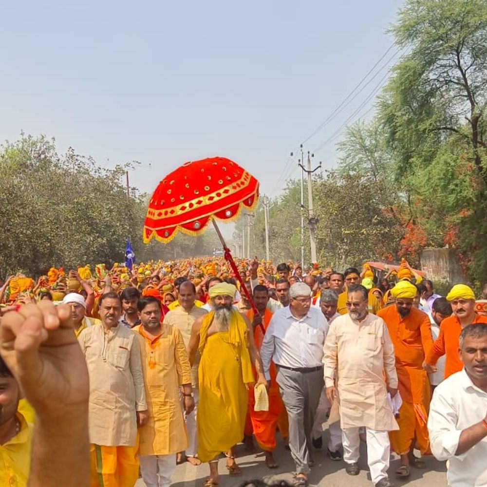 फिरोजाबाद में 1108 कुंडीय महायज्ञ शुरू:विशाल कलश यात्रा में हजारों श्रद्धालु हुए शामिल