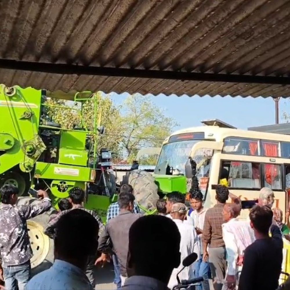 टीकमगढ़ में बस-हार्वेस्टर की टक्कर, 50 तीर्थयात्री सुरक्षित:  बड़ागांव बस स्टैंड के पास हुआ हादसा – Tikamgarh News