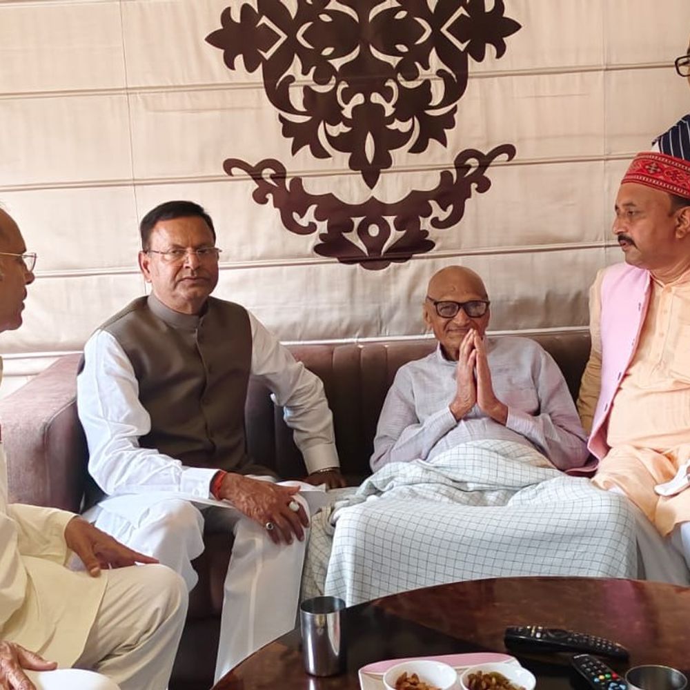 संभल में भाजपा प्रदेश अध्यक्ष पंकज चौधरी का आगमन:बुलडोजर से पुष्पवर्षा, 2027 विधानसभा चुनाव की तैयारियों पर जोर