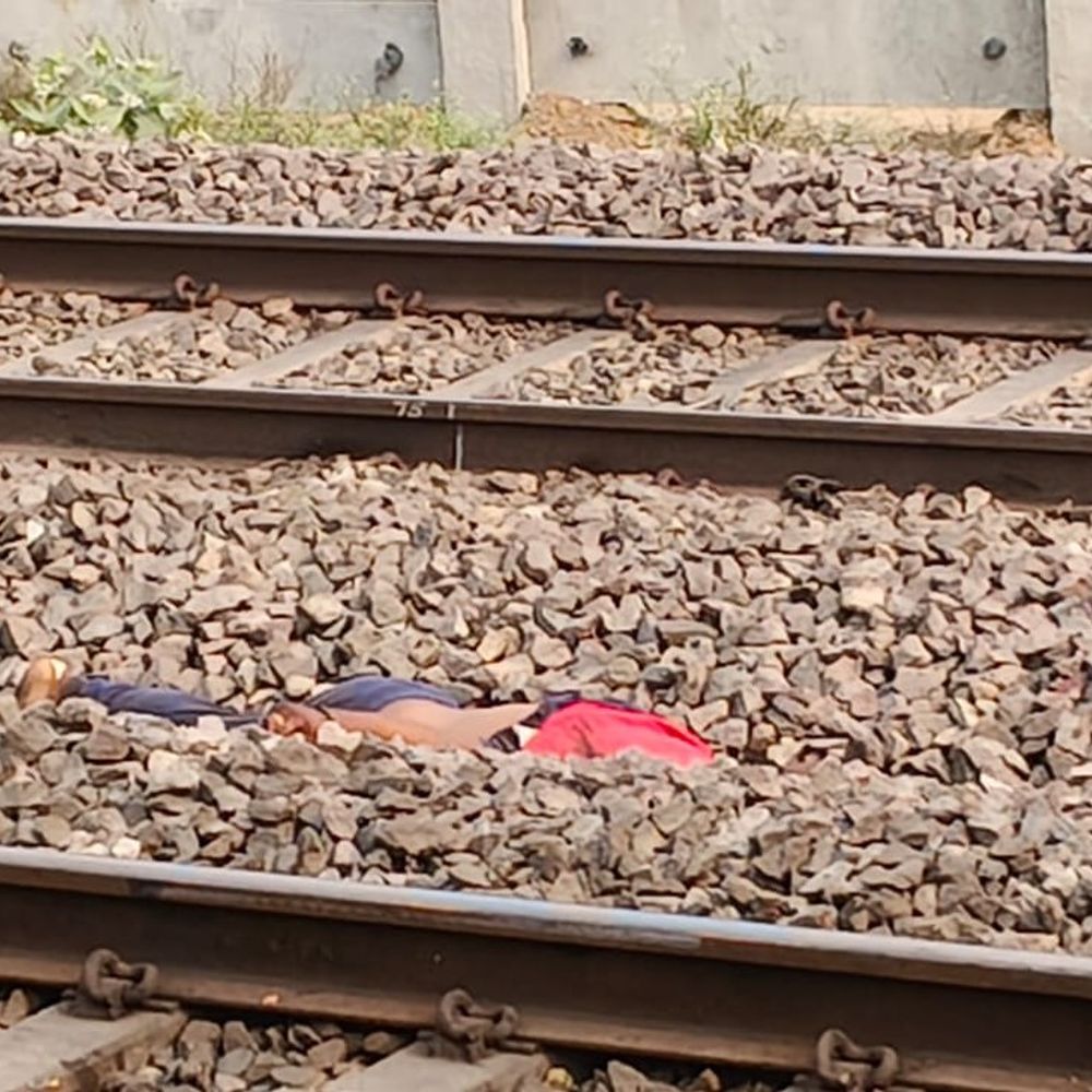 बस्ती में ट्रेन की चपेट में आया युवक:फर्नीचर का काम करता था, पिता की पहले ही हो चुकी है मौत