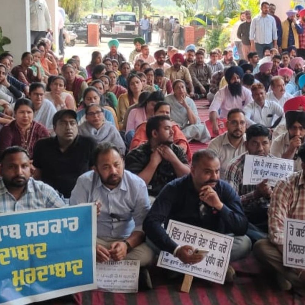 नशा छुड़ाओ कर्मचारी यूनियन का मोगा में धरना:  लंबित मांगों को लेकर डायरेक्टर कार्यालय के सामने प्रदर्शन, सरकार पर लगाया आरोप – Moga News