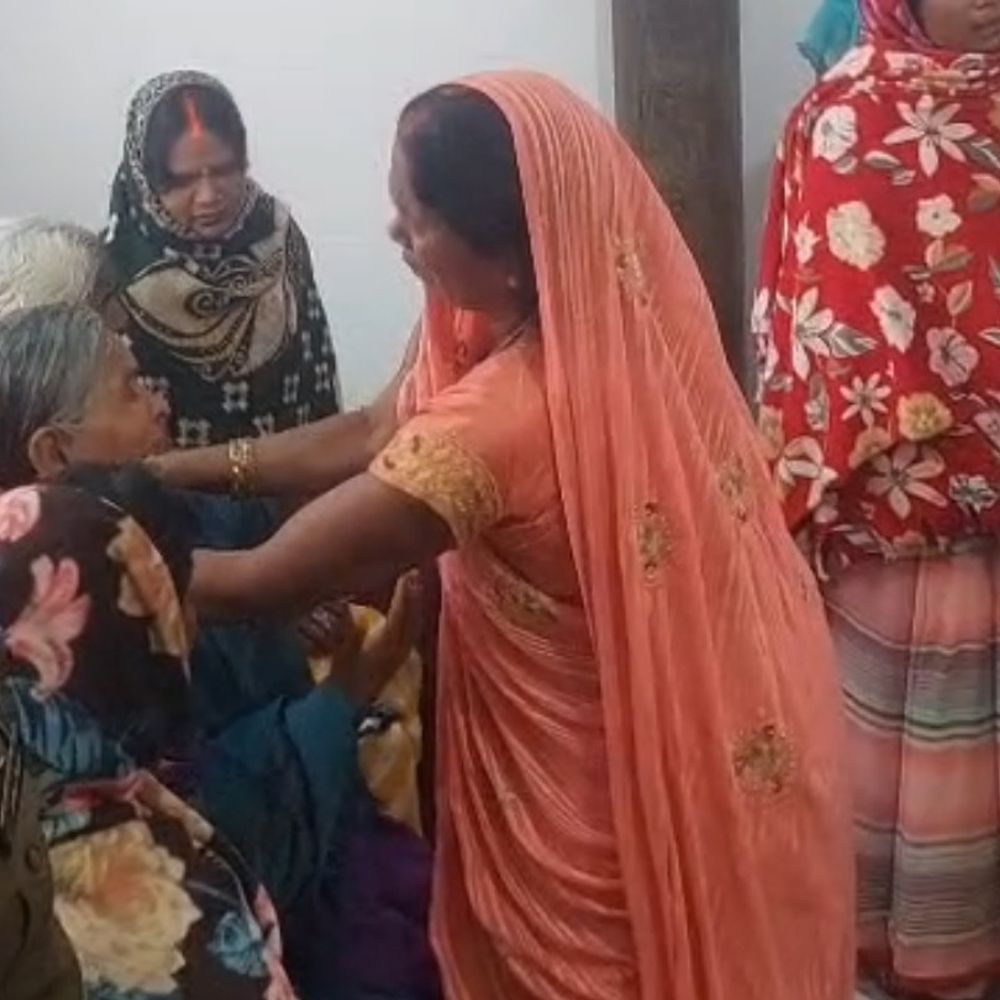 ऑपरेशन के बाद महिला की मौत, परिजनों का हंगामा:जौनपुर के अस्पताल पर लापरवाही का आरोप, पुलिस मौके पर