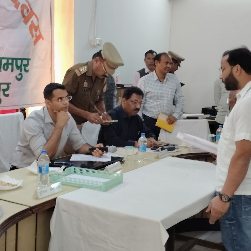 जनता की समस्याओं पर डीएम का सख्त तेवर:बलरामपुर में समाधान दिवस पर कहा- समाधान नहीं तो कार्रवाई तय