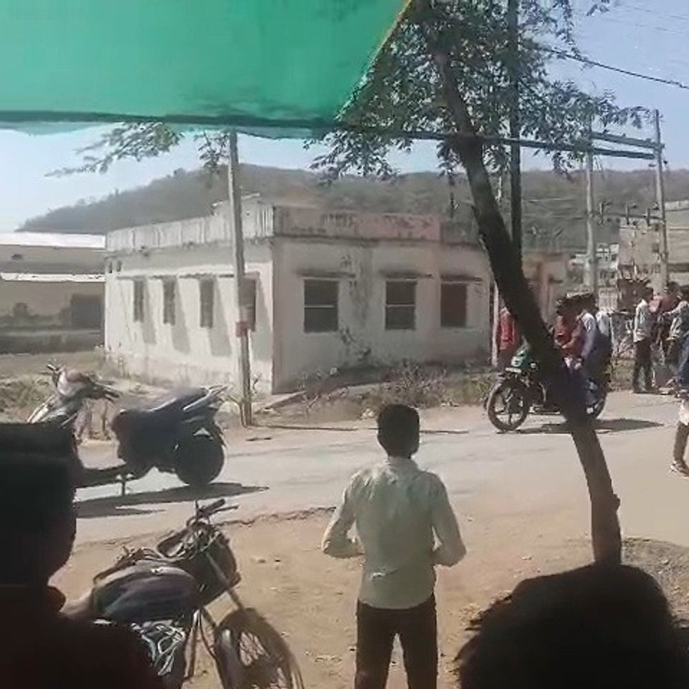 दमोह में छात्रों के दो गुटों में लाठी-डंडो से मारपीट:  VIDEO, सीएम राइज स्कूल के बाहर पेपर खत्म होने के बाद हुआ विवाद – Damoh News