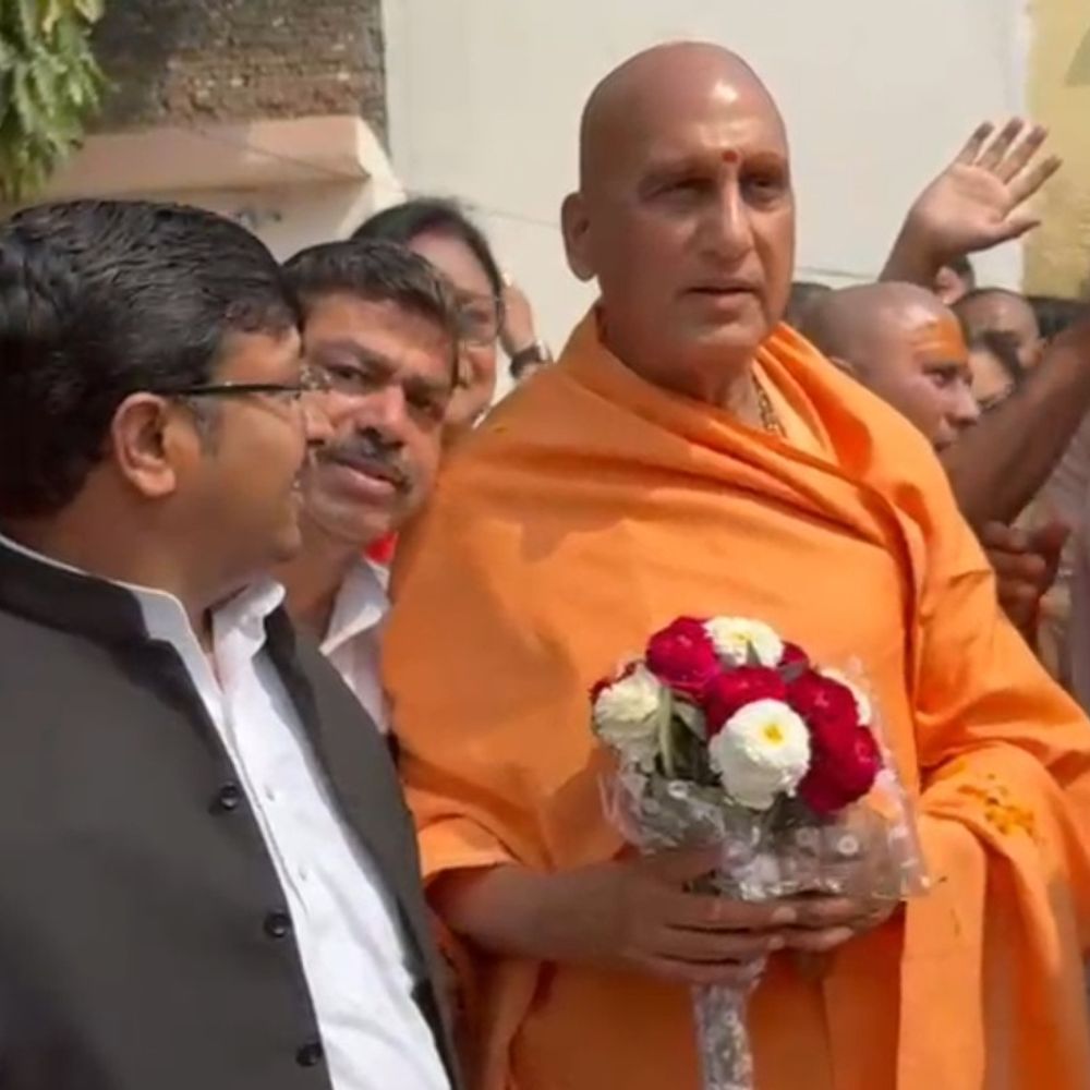 कांग्रेस जिलाध्यक्ष ने स्वामी अवधेशानंद गिरी का स्वागत किया:बुलंदशहर में मुलाकात कर लिया आशीर्वाद, जिले के सौभाग्य पर की चर्चा