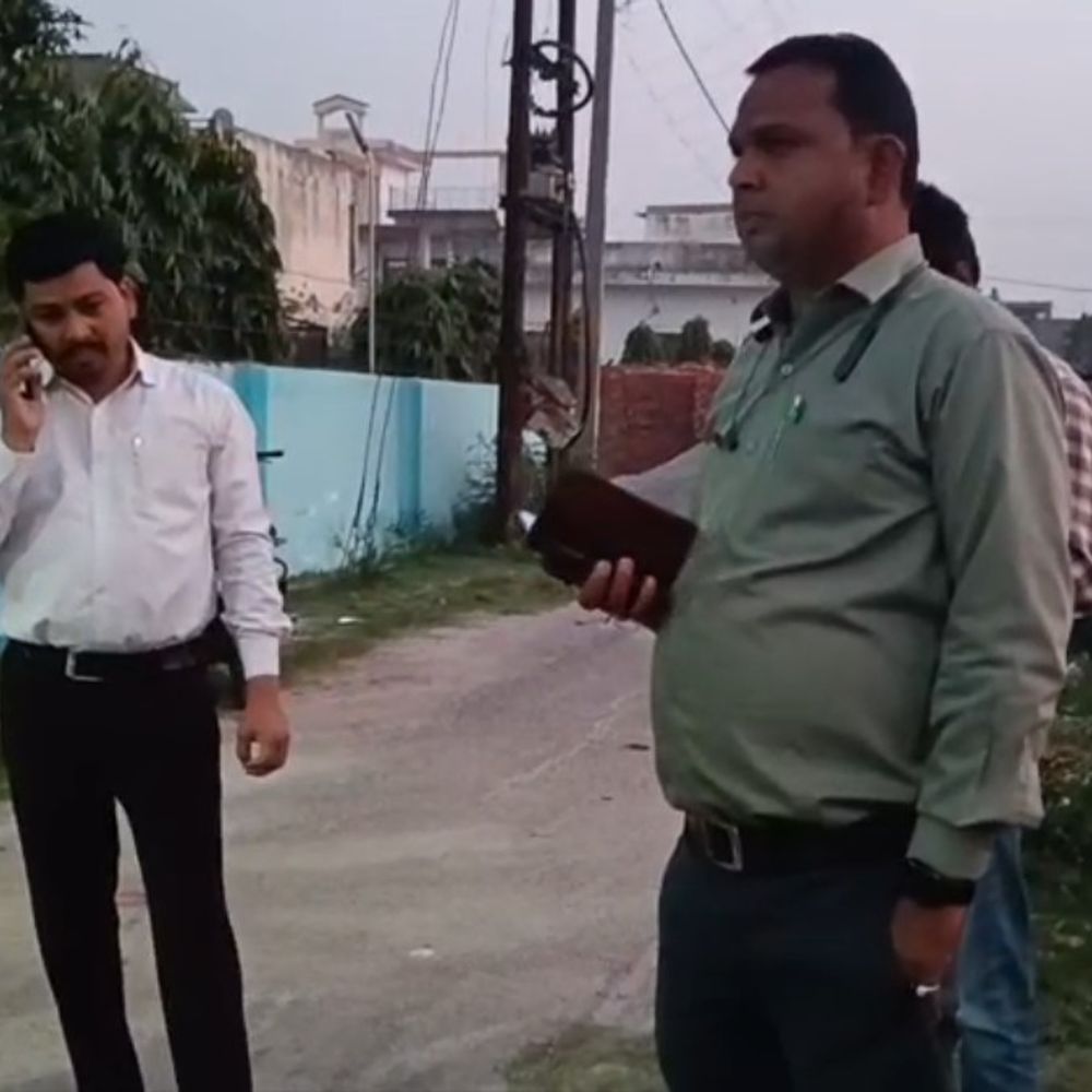 मेरठ में पति-पत्नी के शव मिले:ऑपरेटर फंदे पर लटका, पत्नी बेड पर मृत पाई गई