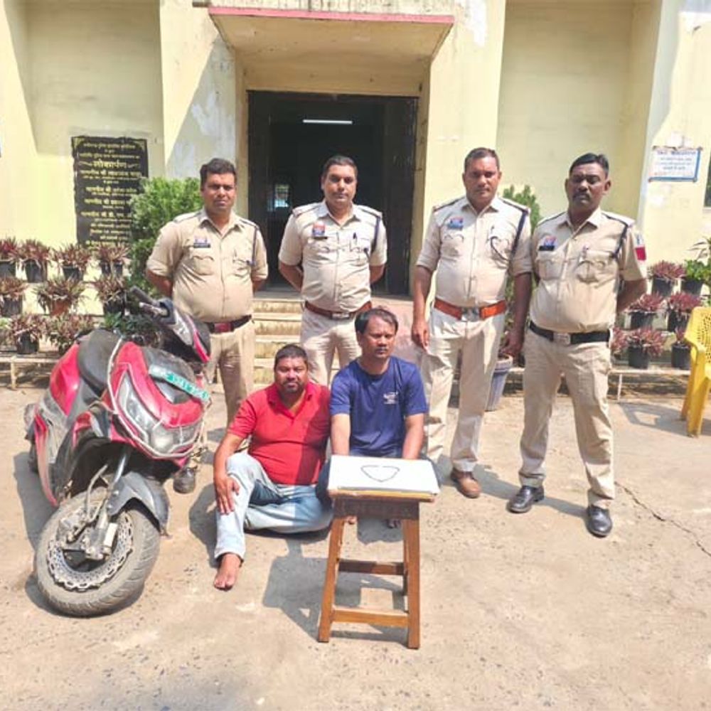 रायगढ़ में फर्जी पुलिस बनकर चैन स्नैचिंग:महिला के गले से झपट्टा मारकर सोने की माला लूटी, CCTV फुटेज से 2 आरोपी पहचान, गिरफ्तार