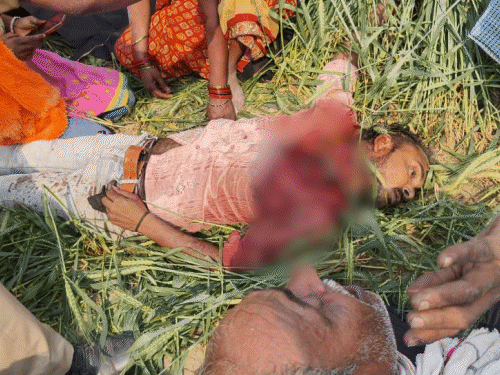 बाराबंकी में युवक की धारदार हथियार से गला रेतकर हत्या:बहन की शादी से 5 दिन पहले हुई मौत, लहूलुहान हालत में खेत में मिला शव