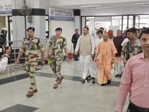 'योगी बोले- उन्होंने माफिया बनाए, हमने मेडिकल कॉलेज':आगरा में CM ने कहा-हम सुपर स्पेशिलियटी अस्पताल की पॉलिसी ला रहे, BJP-RSS की बैठक में शामिल हुए