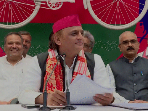 अखिलेश बोले- मायावती को प्रधानमंत्री बनाना चाहते थे:योगी पर तंज कसा- पहले CM जो विदाई से पहले ही घूमने चले गए