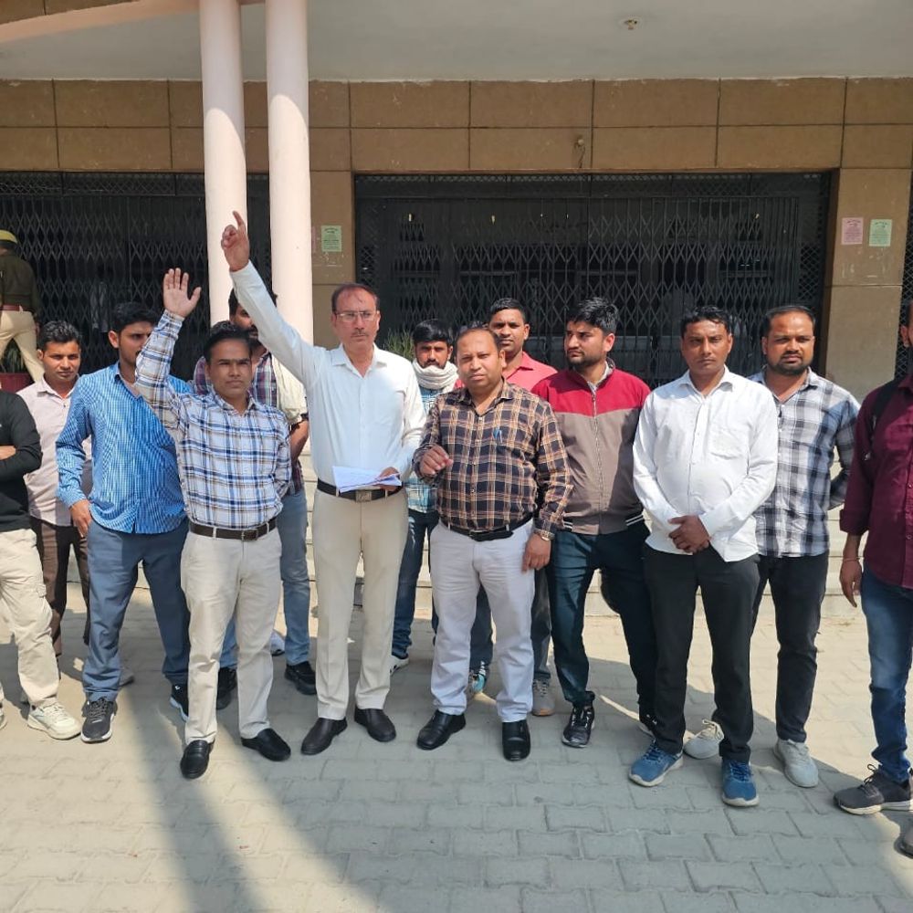 माध्यमिक शिक्षणेत्तर कर्मचारी एसोसिएशन ने सौंपा ज्ञापन:कैशलेस चिकित्सा, अर्जित अवकाश व सेवा सुरक्षा की मांग