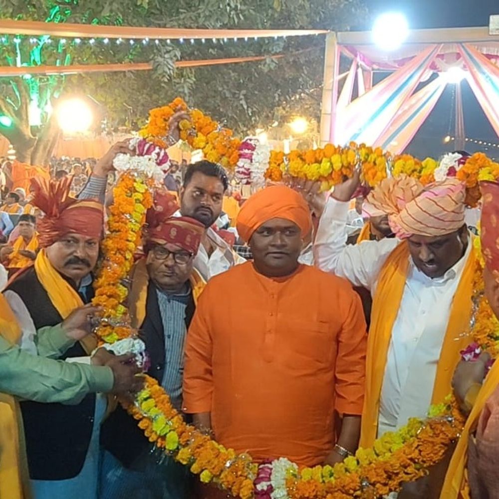 बलरामपुर में भव्य होली मिलन समारोह आयोजित:राधा-कृष्ण झांकियों और भक्ति गीतों ने बांधा समां