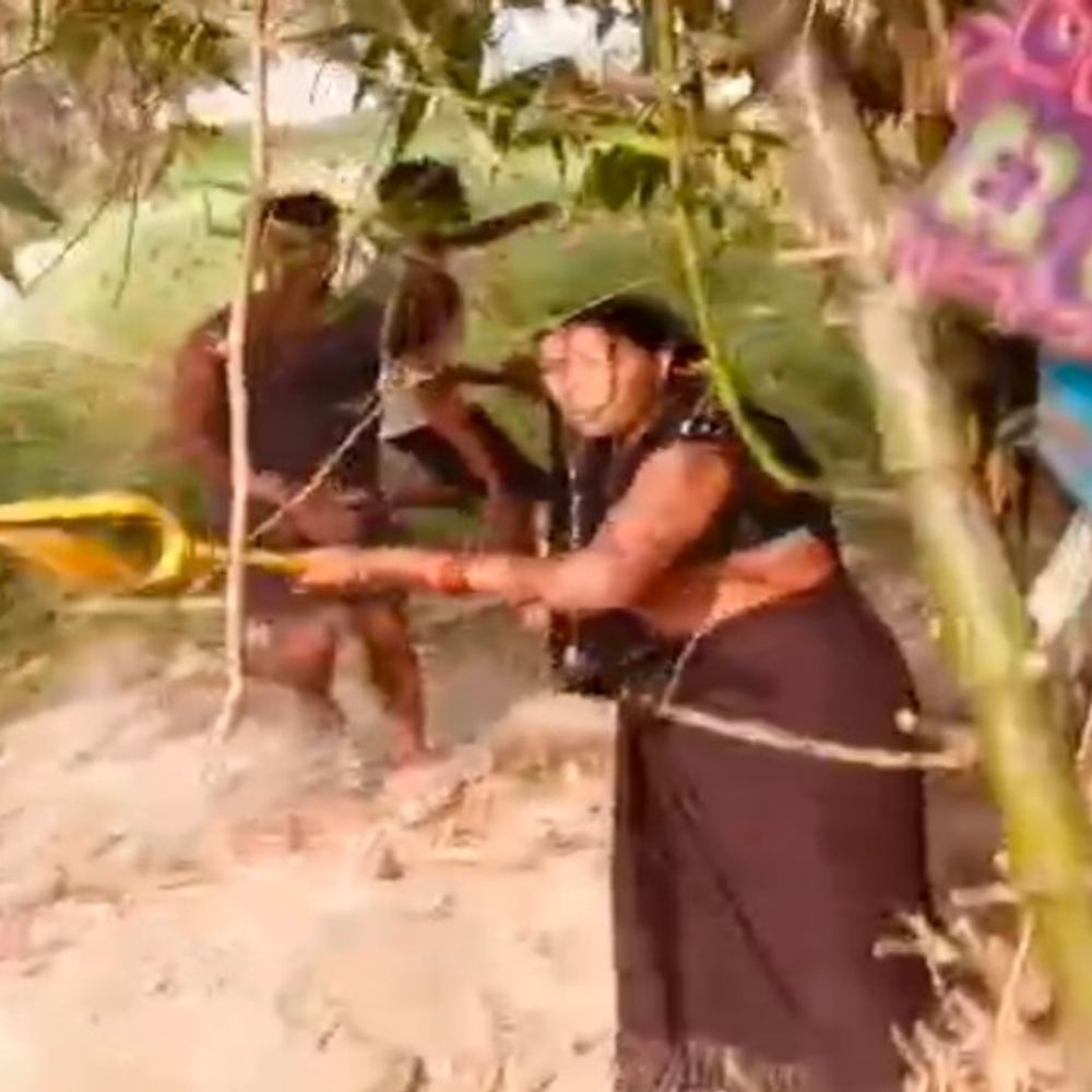 सुल्तानपुर में जमीन विवाद पर दो पक्षों में हिंसक झड़प:लाठी-डंडे, ईंट-पत्थर चले; VIDEO आया सामने, दोनों पक्षों पर केस दर्ज