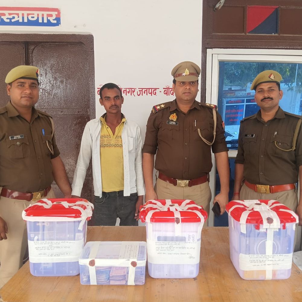 बांदा में 10 लाख के मोबाइल चोरी का खुलासा:पुलिस ने आरोपी को गिरफ्तार कर 31 फोन बरामद किए