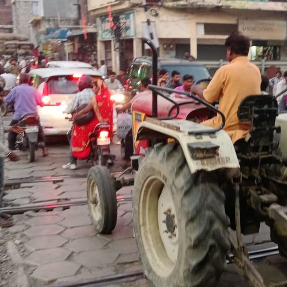 औरैया में जाम के कारण नहीं बंद हुआ रेलवे फाटक:मालगाड़ी आउटर पर रुकी, रेल संचालन प्रभावित