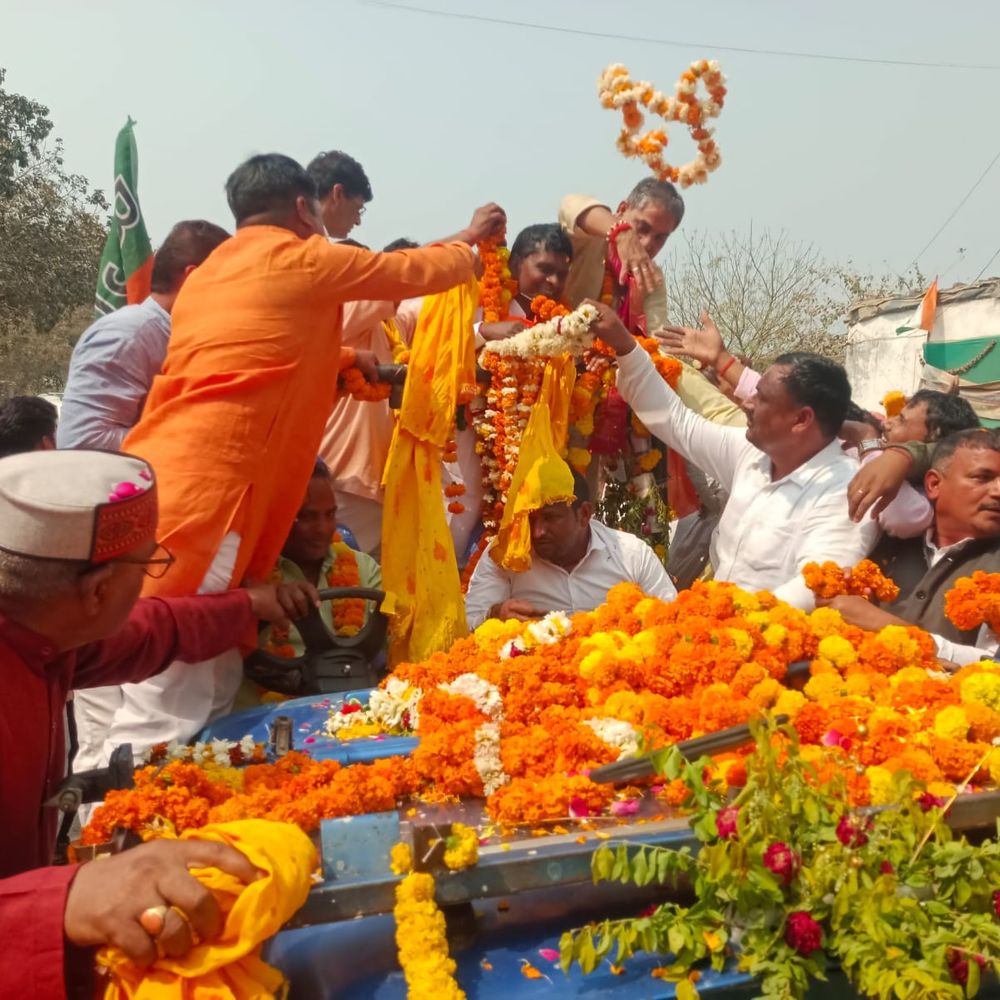 मिर्जापुर में नवनिर्वाचित भाजपा जिलाध्यक्ष का जोरदार स्वागत:15 किमी काफिला 4 घंटे में तय किया, 200 से अधिक वाहनों के साथ उमड़ी भीड़