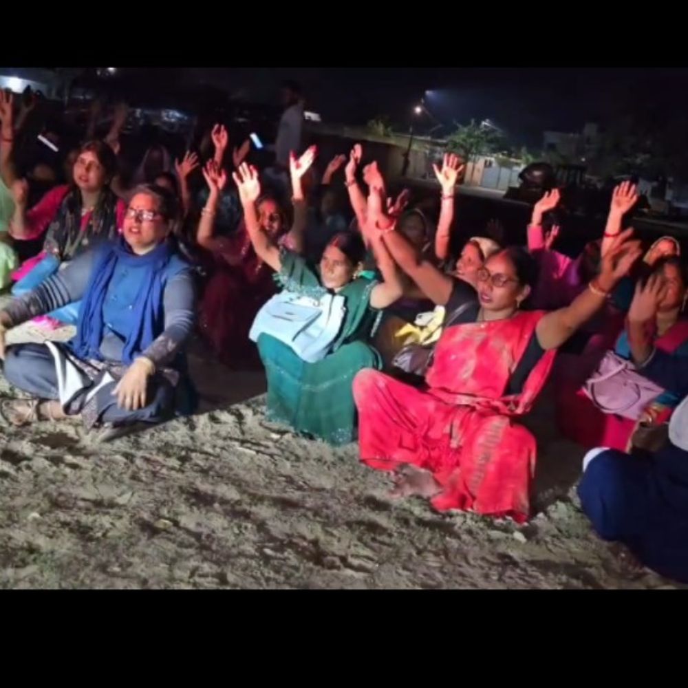 आंगनबाड़ी कार्यकत्रियां लखनऊ जाने से रोकी गईं:डुमरियागंज में धरने पर बैठीं, अपनी मांगों पर अड़ीं