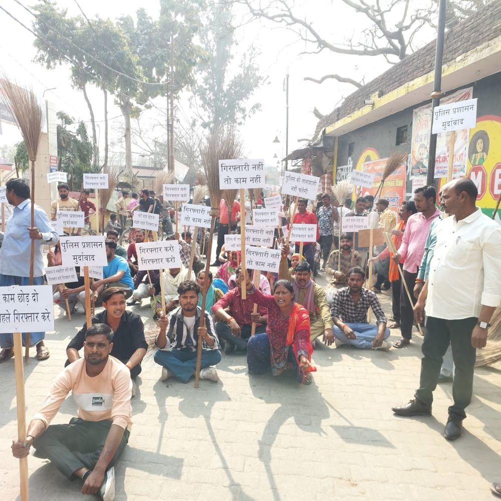 पीलीभीत में चेयरमैन-प्रधान गुटों में खूनी संघर्ष:बाइक विवाद पर हुआ हमला, सफाई कर्मचारियों ने थाने का घेराव किया