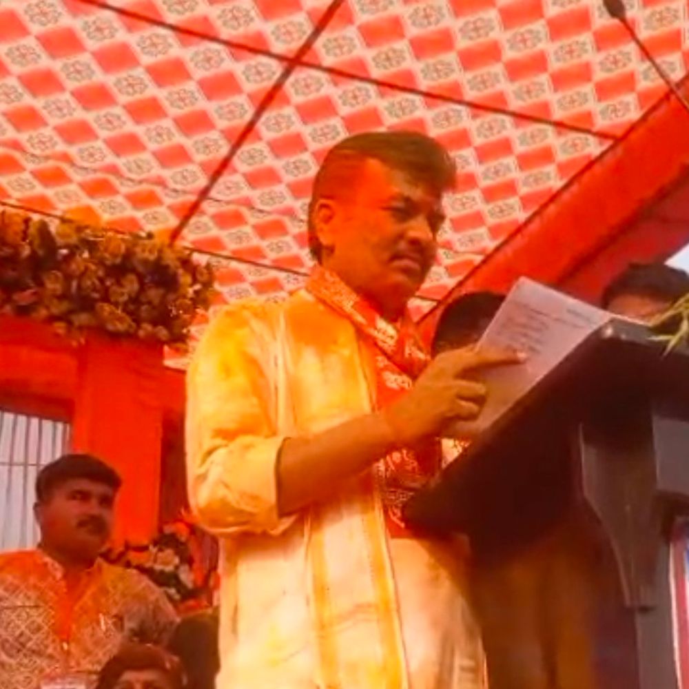 बलिया में होली मिलन समारोह:पूर्व मंत्री आनंद शुक्ल समेत कई दिग्गज हुए शामिल, रंग-गुलाल लगाकर बधाई दी