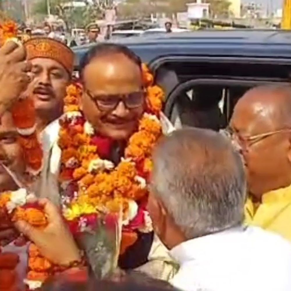 डिप्टी सीएम का महोबा में रुका काफिला:बागेश्वर धाम जाते समय सदर विधायक ने किया स्वागत, डॉक्टरों की समस्या बताई