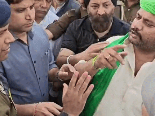 CO बोले- पुलिस का अपमान हुआ तो ठीक नहीं होगा:मेरठ कलेक्ट्रेट पर किसान नेता ने SSI से कहा- तुम्हारी वजह से हम यहां बैठे हैं