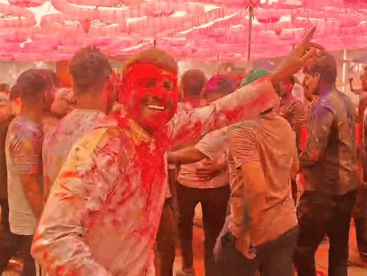 खरगोन पुलिस लाइन में अधिकारियों संग पुलिसकर्मियों ने खेली होली:कलेक्टर-DIG भी शामिल हुए; आदिवासी-गणगौर गीतों पर थिरके