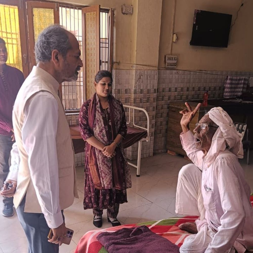 हाथरस वृद्धाश्रम में कंप्यूटर बंद, बिजली गुल:सीडीओ ने निरीक्षण कर सुधार के निर्देश दिए