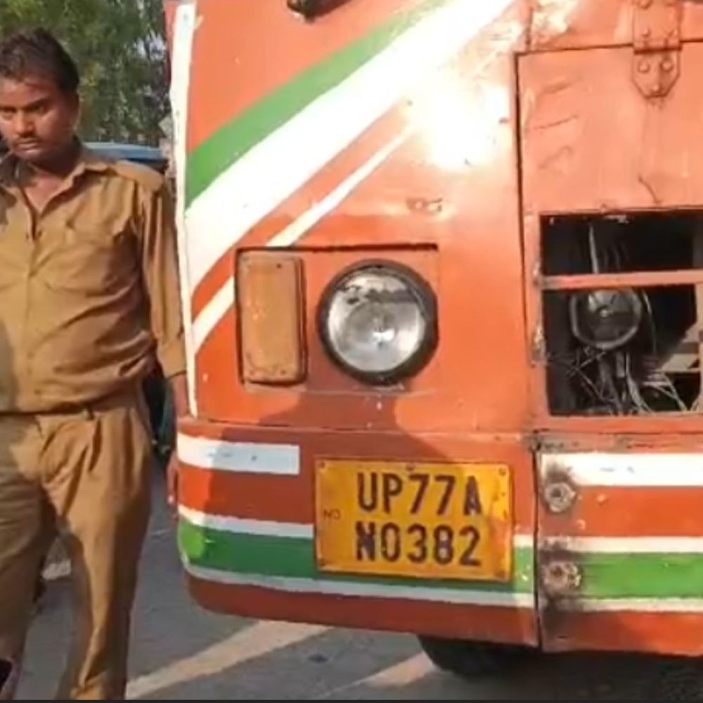 जालौन में रोडवेज बस का ब्रेक हुआ फेल:बैरिकेड तोड़कर गिट्टी पर चढ़ी, खाली होने से टला बड़ा हादसा