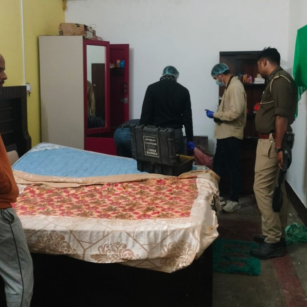 घर में चोरी, लाखों के गहने और नकदी गायब:पिता के इलाज के लिए वाराणसी गया था परिवार, पीछे से घर में घुसे चोर