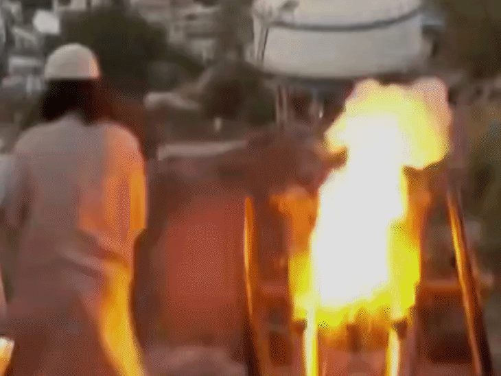 ईरान के समर्थन में रायसेन किले से तोप चलाई...VIDEO:अल्लाह-हू-अकबर के नारे लगाए, भोपाल में ट्रंप की जानवर से तुलना; पैरों से रौंदे पोस्टर