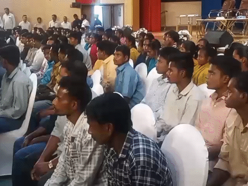 बस्तर के 125 नक्सलियों ने तेलंगाना में डाले हथियार:करोड़ों के हथियार सौंपे, इनमें देवजी टीम के सदस्य भी, 4.18 करोड़ का पुनर्वास पैकेज मिलेगा