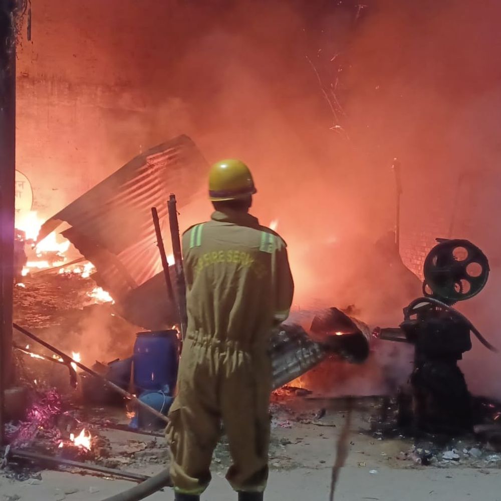 जानकीपुरम में दो दुकान में लगी भीषण आग:वायरल वीडियो वाली गन्ने की दुकान आई चपेट में, दमकल की दो गाड़ियों ने पाया काबू