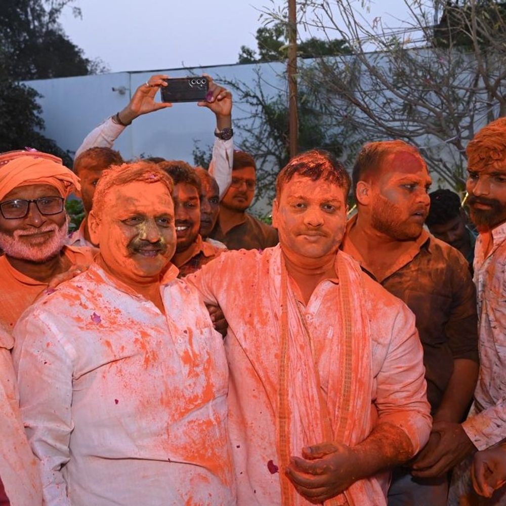 आजमगढ़ में भाजपा नेता के आवास पर होली मिलन:कार्यकर्ताओं ने एक दूसरे के लगाए अबीर-गुलाल, दी शुभकामनाएं