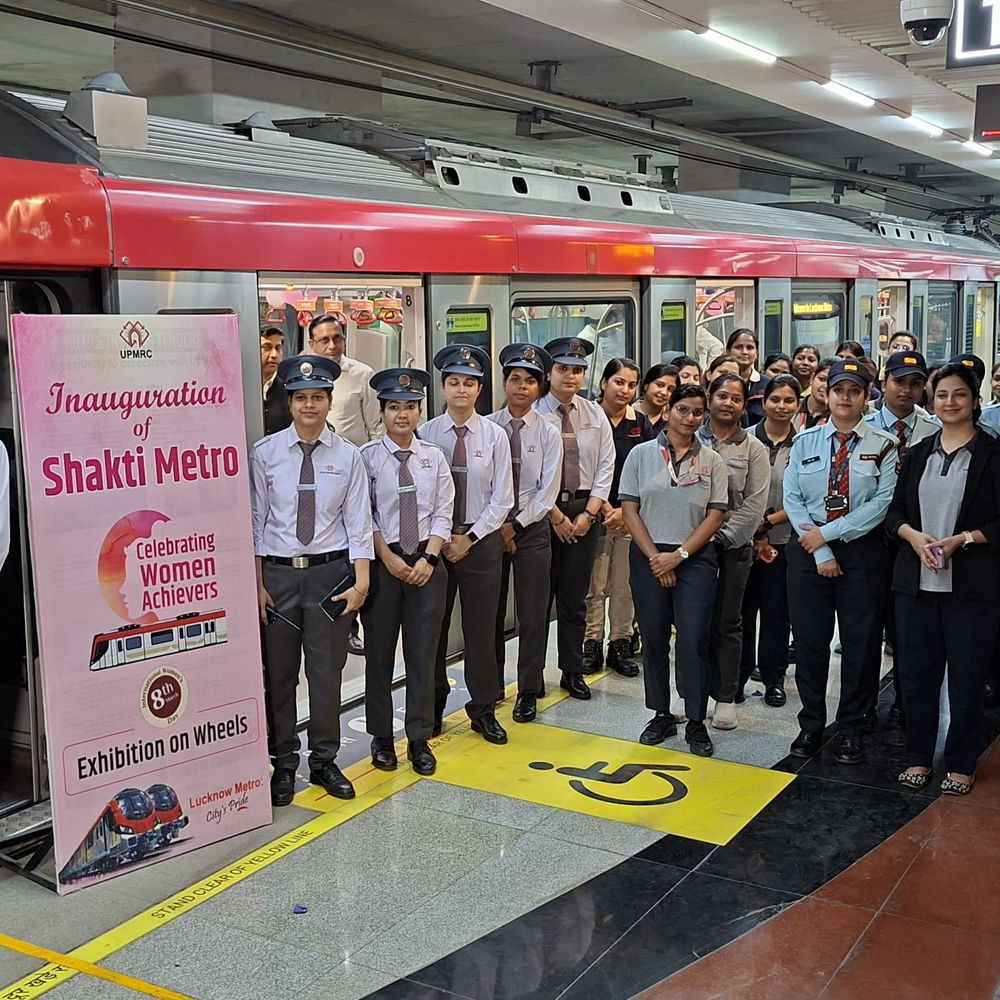 लखनऊ में शक्ति मेट्रो को दिखाई गई है झंडी:मेट्रो ने महिलाओं की उपलब्धियों को दर्शाया , एग्जिबिशन ऑन व्हील्स की शुरुआत